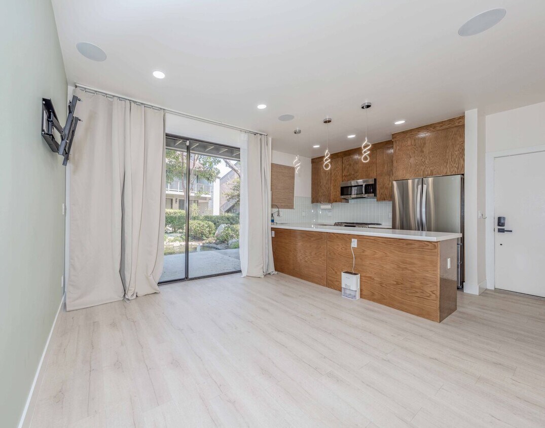 Primary Photo - 1 Bedroom Located in Lakeside Condos of Ga...