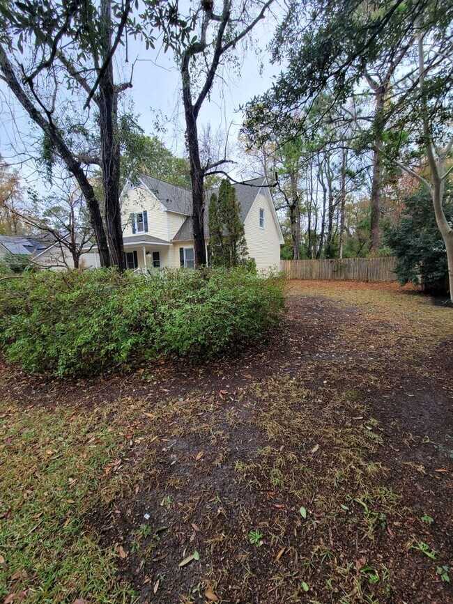 Building Photo - Welcome to this charming 4-bedroom, 2.5-bathroom house located in the desirable city of Wilmingto...