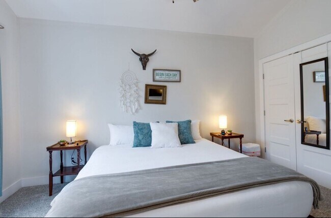 Foto del edificio - Two Story, 4 Bedroom, 3.5 Bath in Nashville!