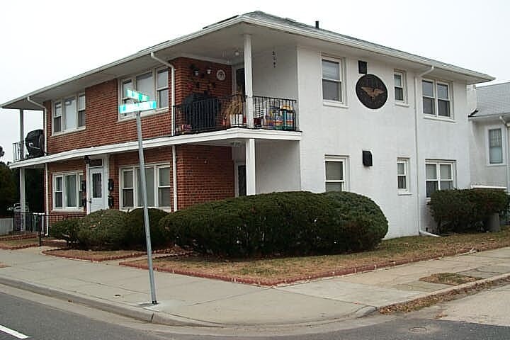 Primary Photo - 725 E Broadway