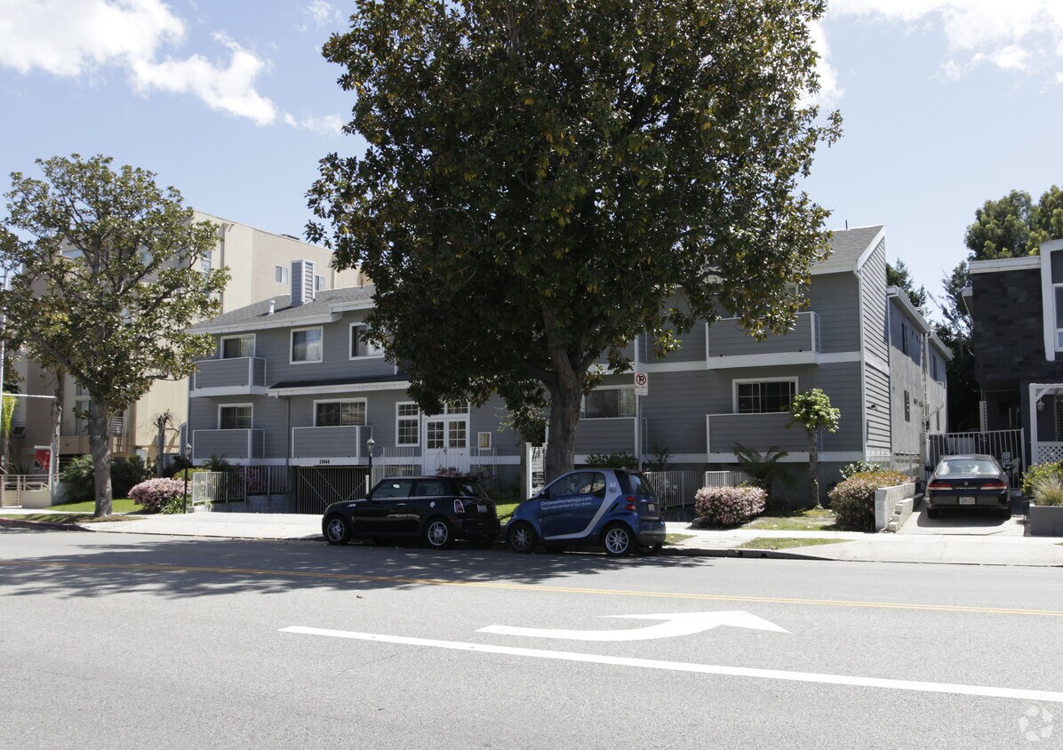 Building Photo - 13444 Moorpark