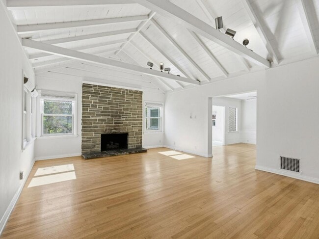 Foto del edificio - 10537 Rochester Ave