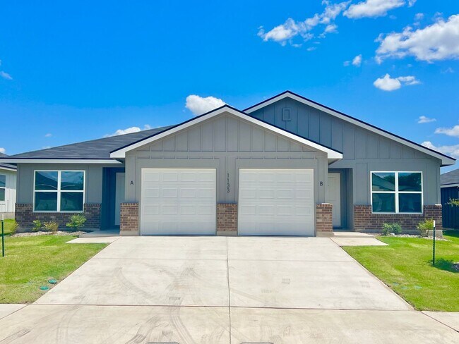 Building Photo - NEW IN MANAGEMENT - AVAILABLE NOW! MOVE IN...