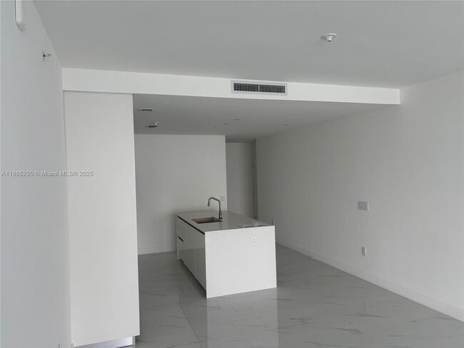Foto del edificio - 700 NE 24th St