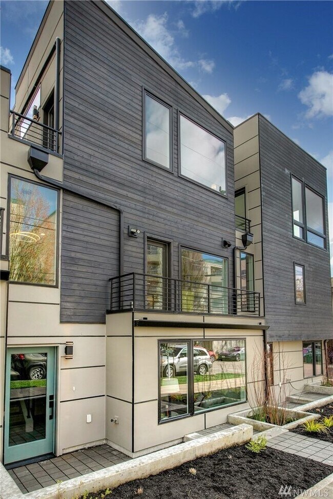 Building Photo - $500 Off 1 mo. Rent w/ Move in by 7/15 - S...