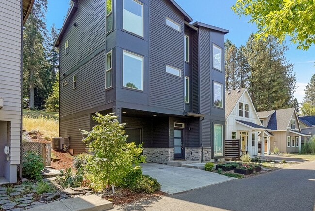 Building Photo - 4 bed, 4 bath Multi-Level Home in Pringle ...