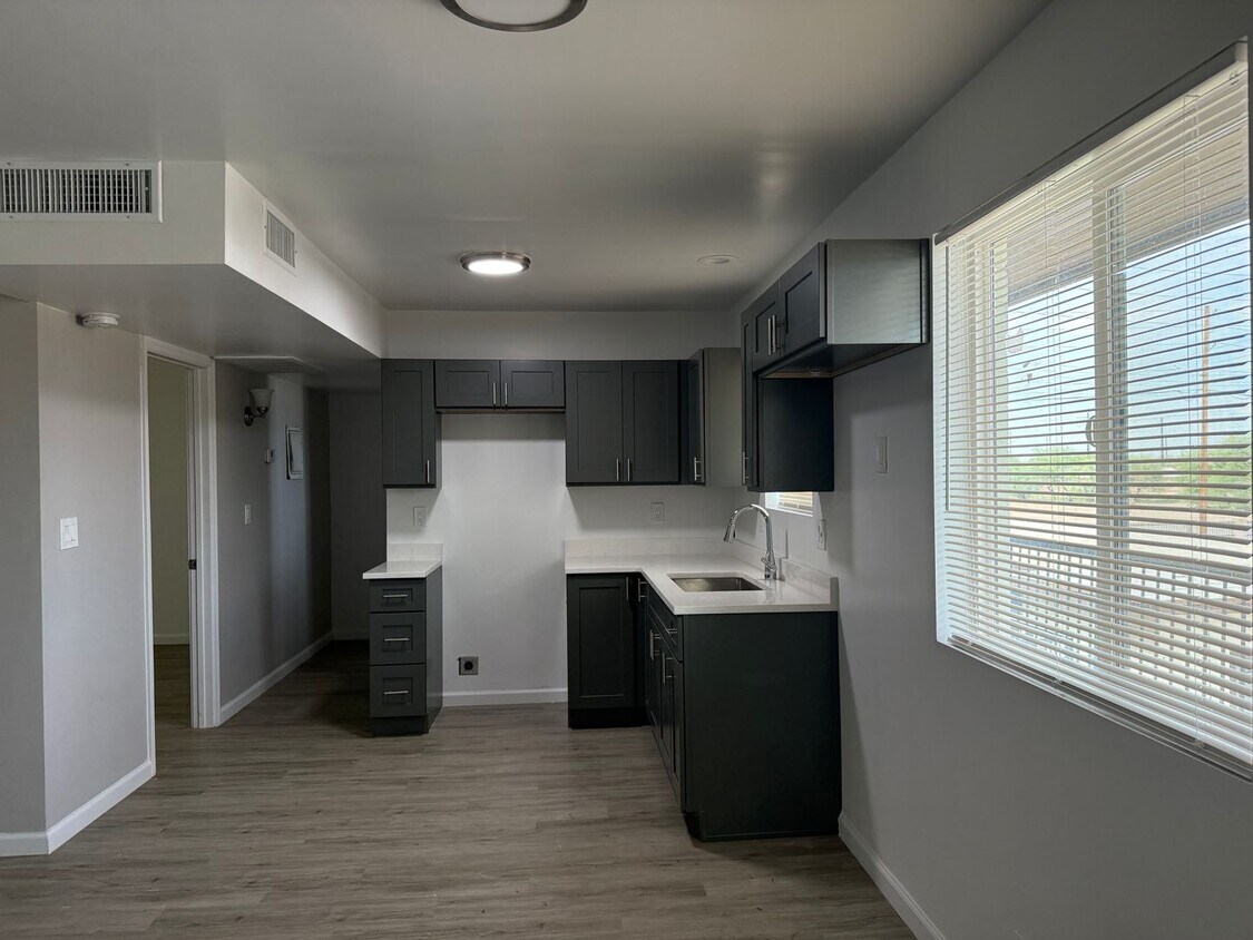 1 Bedroom Phx. Apartment - 16Th St.