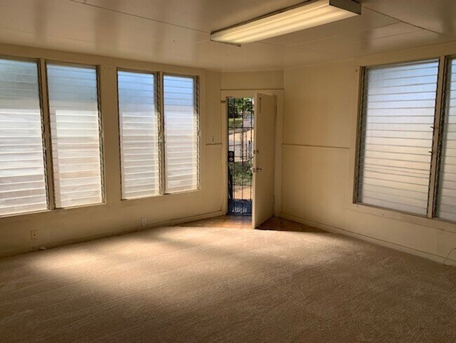 Building Photo - Two Bedroom Duplex