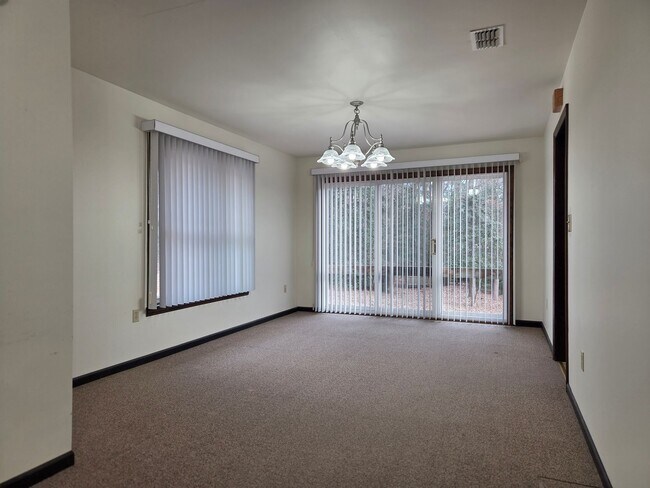 Foto del edificio - Quiet country rancher on large, secluded lot right at Route 1 and 288