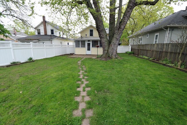 Foto del edificio - 3 Bed 1 Bath Downtown St. Joseph