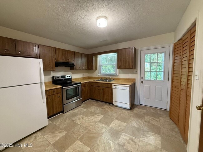 Building Photo - 126 Stallion Dr