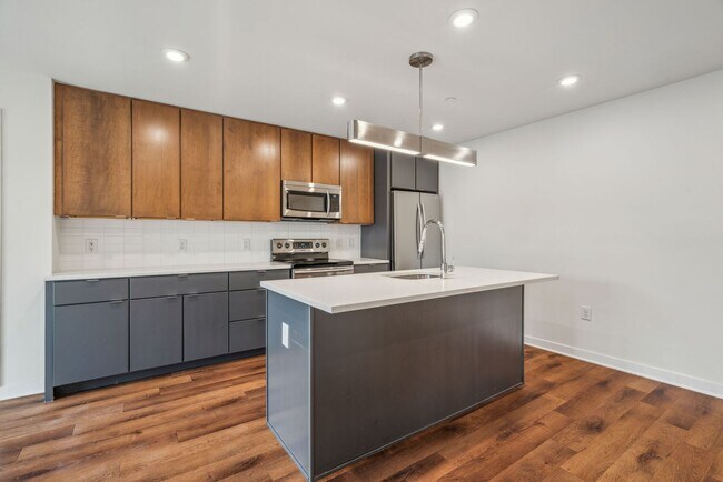Interior Photo - Graduate Pointe