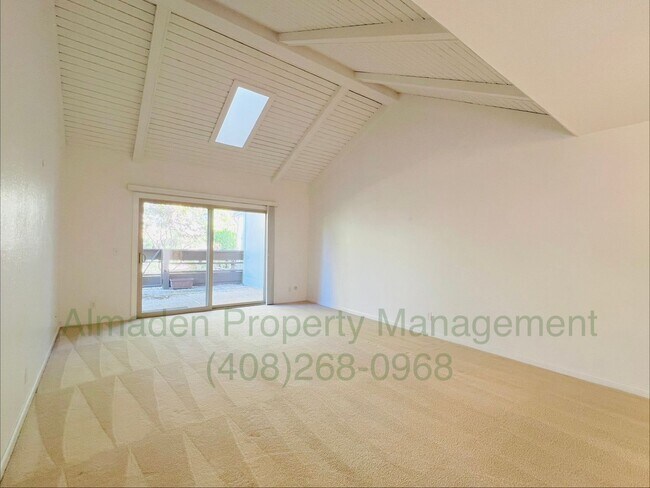 Foto del edificio - 6082 Montgomery Ct