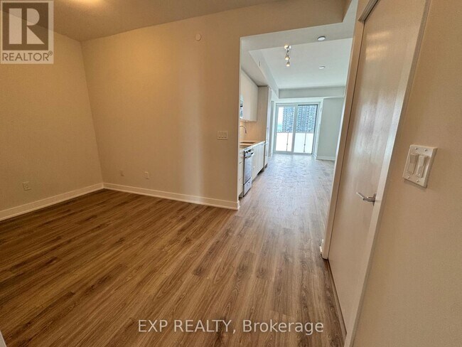 Photo du bâtiment - 430 Square One Dr