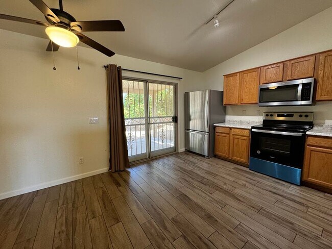 Foto del edificio - 3 BEDROOM HOME NO NEIGHBORS BEHIND!