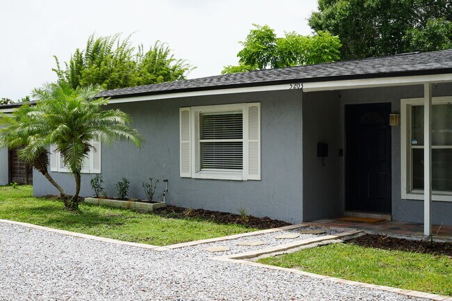 Foto del edificio - 5203 Lake Howell Rd