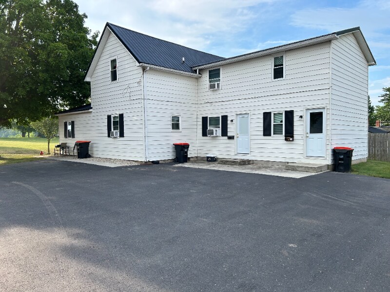 Primary Photo - 12 W Oak St