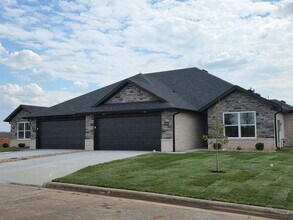 Building Photo - 838 E Crystal Ave