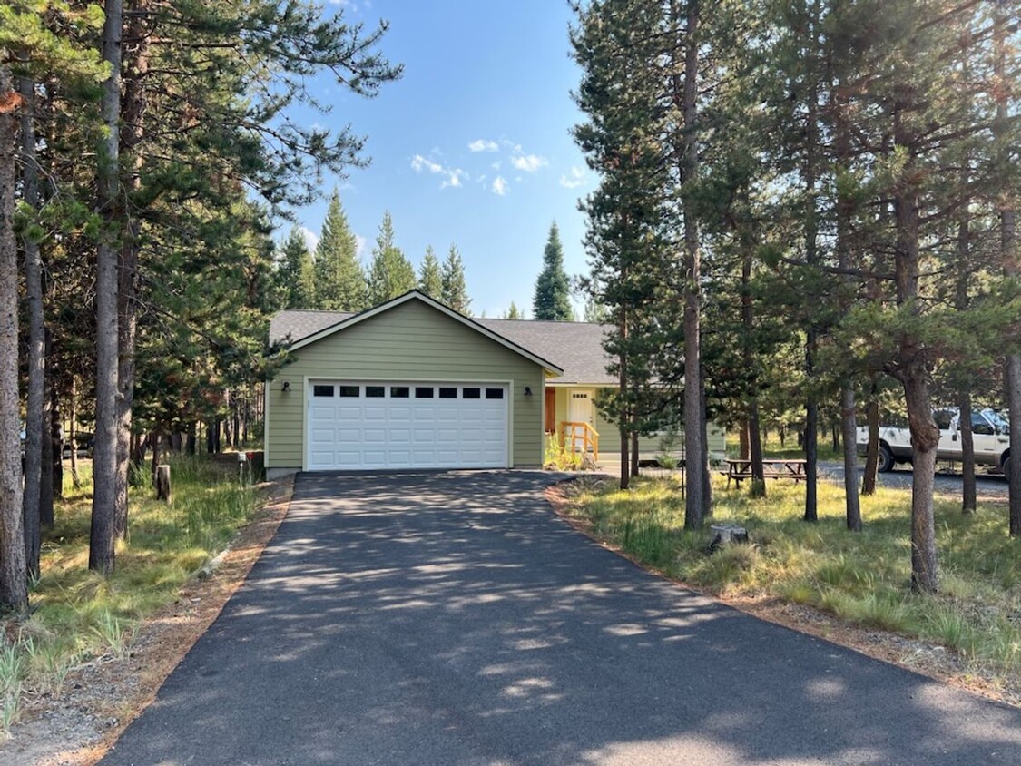 Primary Photo - Custom Home Close to Big Deschutes