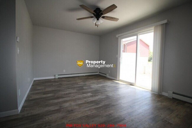 Building Photo - 3 Bedroom Town House