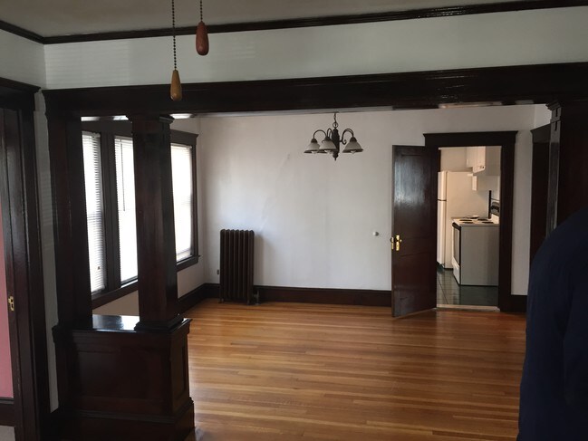 Comedor - 103 Barnes Ave