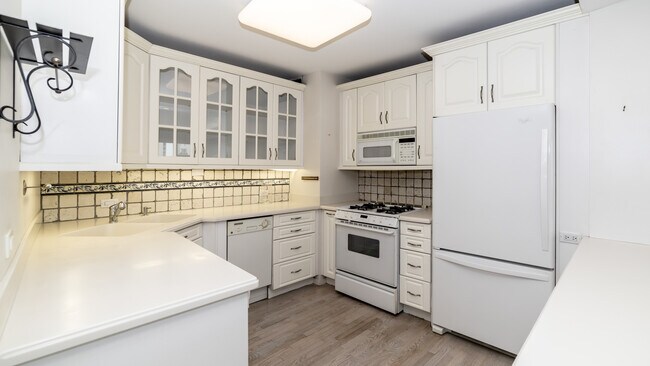 Building Photo - 1150 N Lake Shore Dr