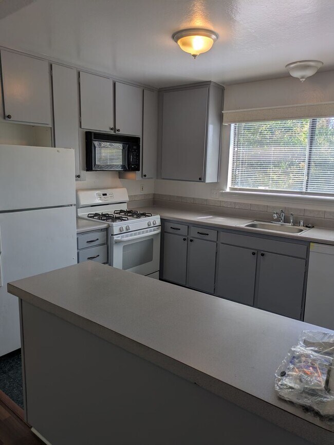 Foto del edificio - Beautiful Upper-Level Two-Bedroom  Two-Bat...