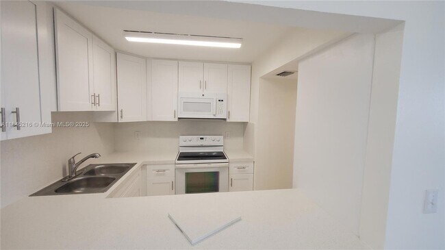 Foto del edificio - 8231 NW 8th St