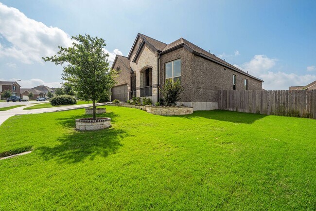 Building Photo - Lovely Home with Pool