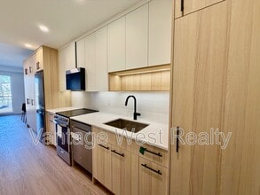 Building Photo - 1380-1380 Pridham Ave