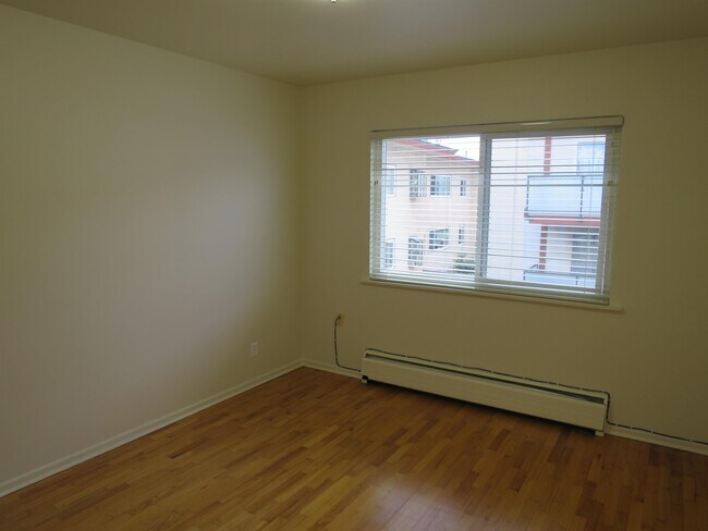 Photo du bâtiment - 2150 Cadboro Bay Rd