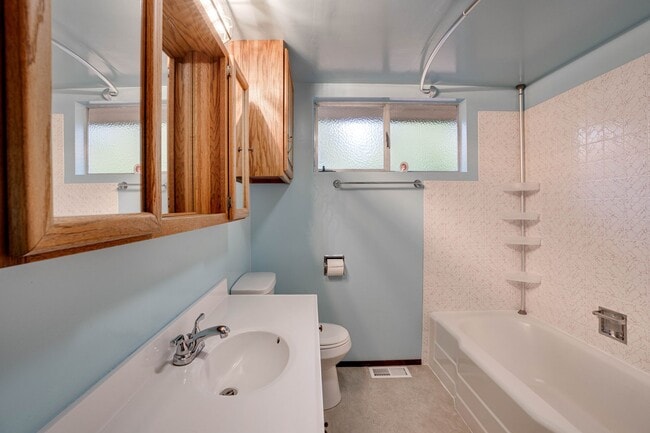Foto del edificio - Edmonds 3 Bedroom, 1 Bathroom Mid-Century ...
