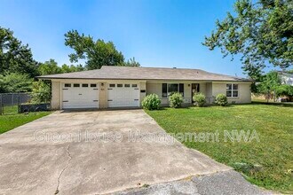 Building Photo - 805 Carson Dr