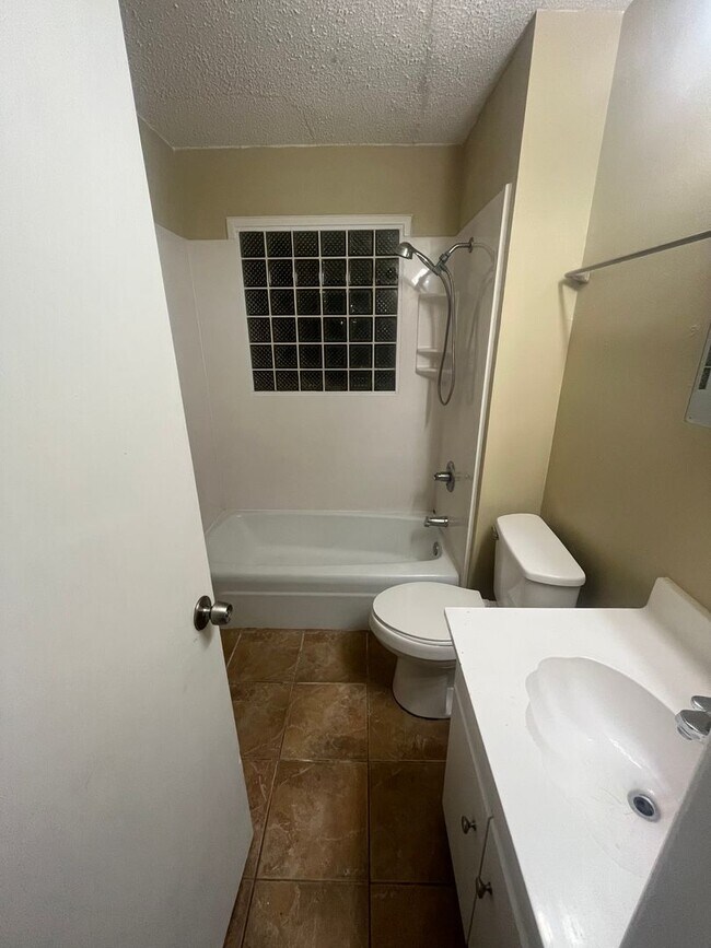 Foto del edificio - Great 4 bedroom 2 bath Home! No applicatio...