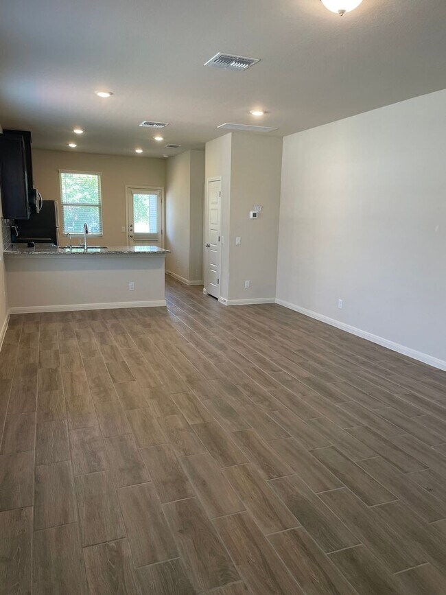 Foto del edificio - GORGEOUS 3 BEDROOM 2.5 BATH DUPLEX LOCATED...