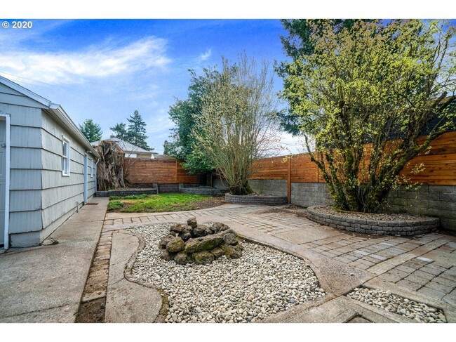 Yard with fire pit - 2124 SE 42nd Avenue