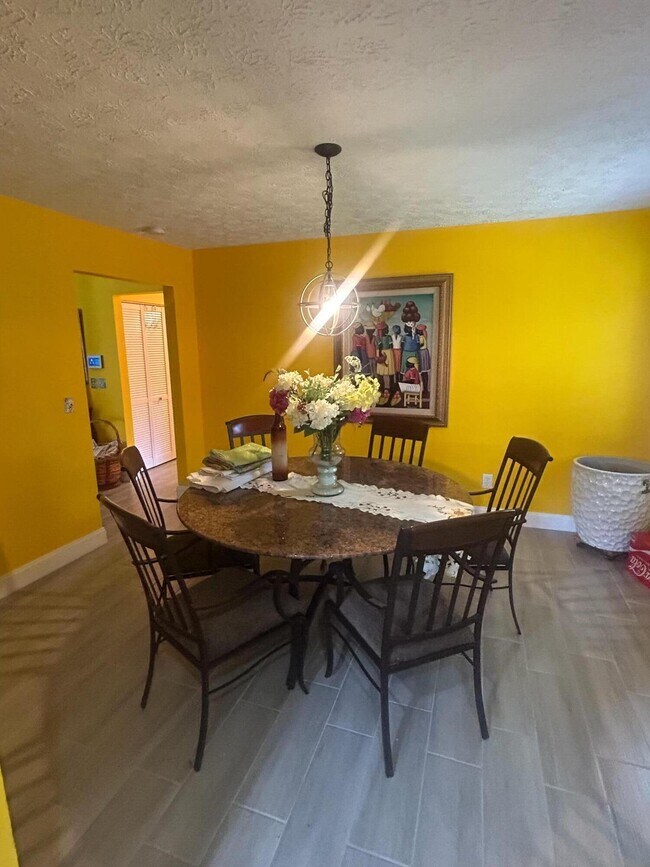 Foto del edificio - 633 NE Larkspur Ln
