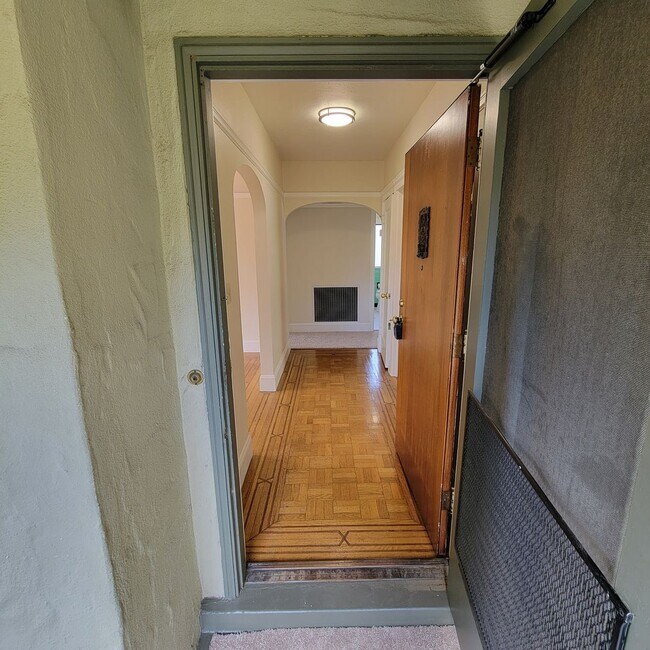 Building Photo - 950 Fremont St