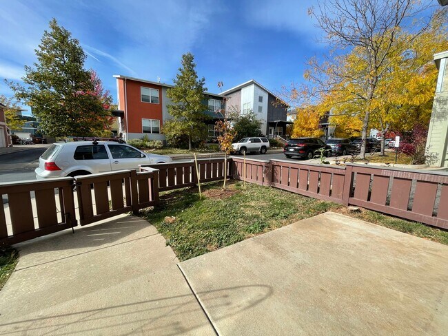 Building Photo - Adorable 2B/1B North Boulder Home