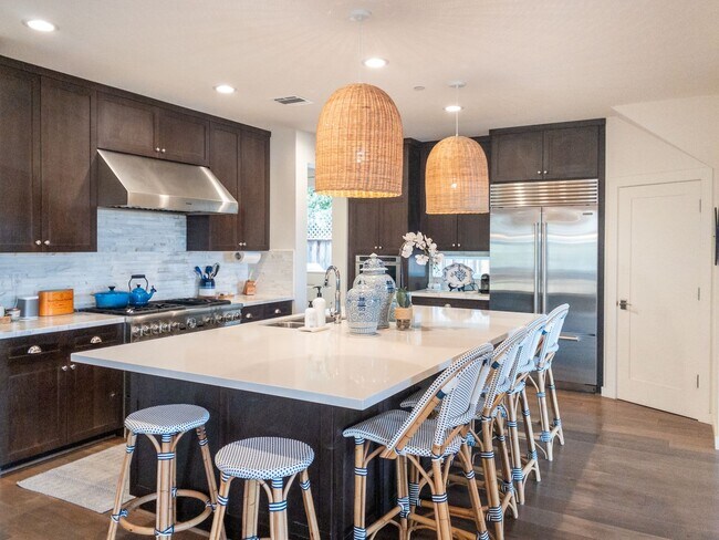 Foto del edificio - Updated 4BR/3.5BA Tiburon Home! 3,523sqft!...