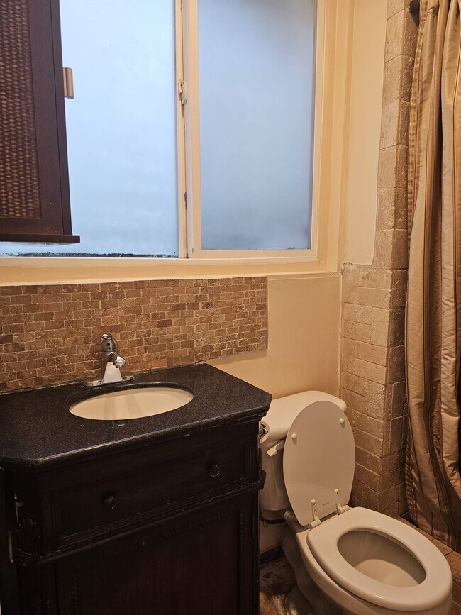 Foto del edificio - 2101 Coldwater Canyon Dr