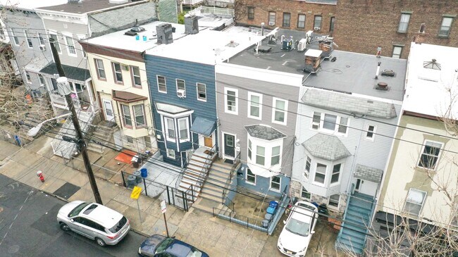 Building Photo - 80 Bowers St