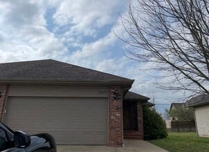 Building Photo - 2202 W Jonquil Ln