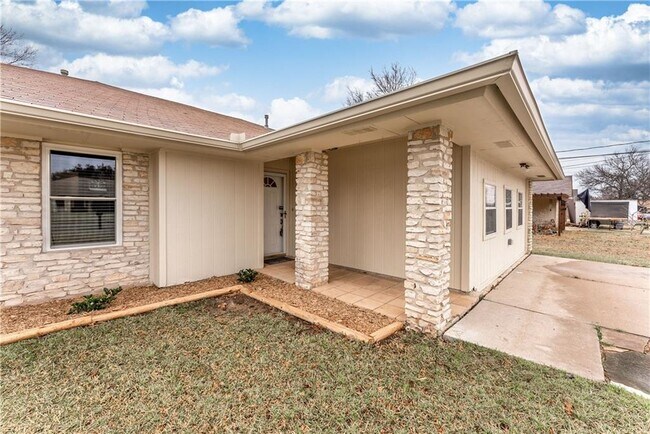 Building Photo - 707 Central Dr