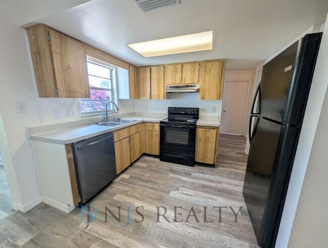 Foto del edificio - 3/2 over 1000sf home with New flooring, FRESH paint, open floorplan, primary suite with private b...