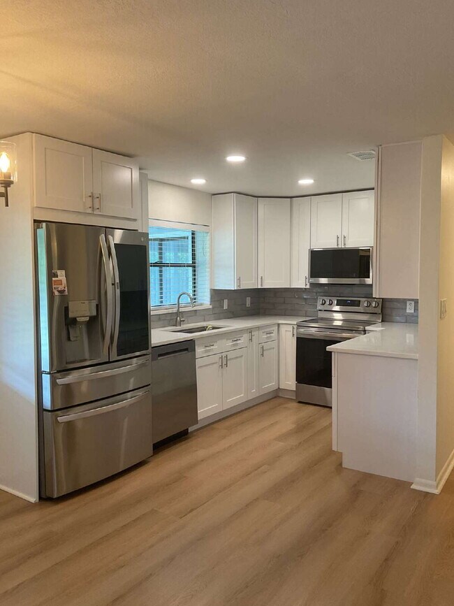 Foto del edificio - Charming 3-Bedroom Oasis with 2 Full Baths...