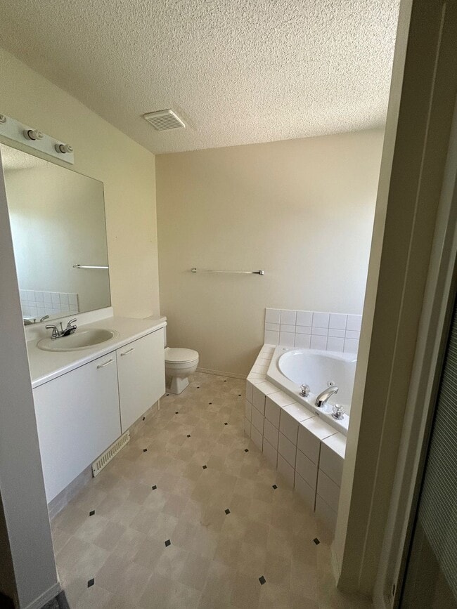 Building Photo - 2 Bed 2.5 Bath Unit in Edmonton, AB