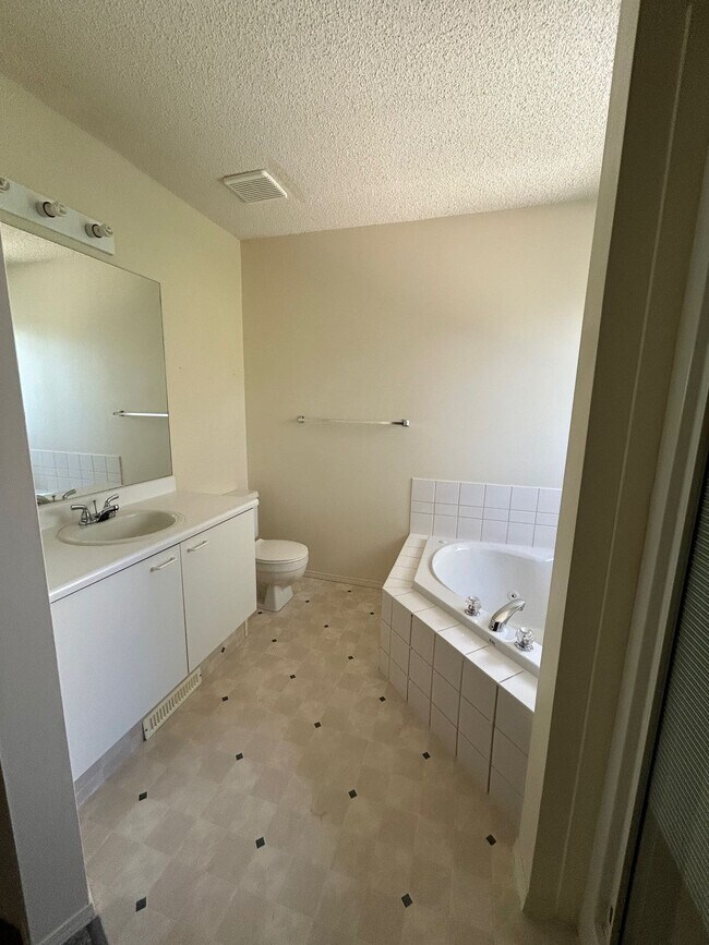 Photo du bâtiment - 2 Bed 2.5 Bath Unit in Edmonton, AB