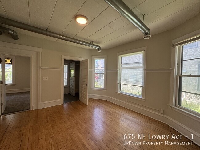 Foto del edificio - 675 NE Lowry Ave