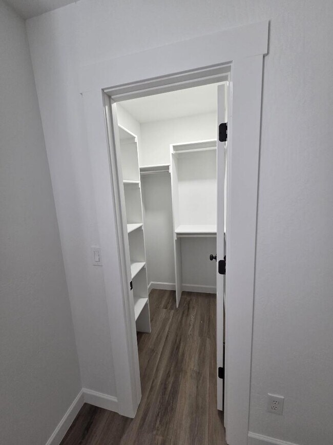 Foto del edificio - 5143 N Desert Ln